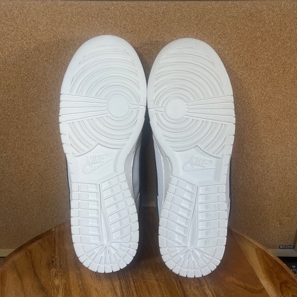 Nike
Dunk SE
Women’s
🌟🪩GLITTER🪩🌟
White/black/team red - Picture 8 of 11